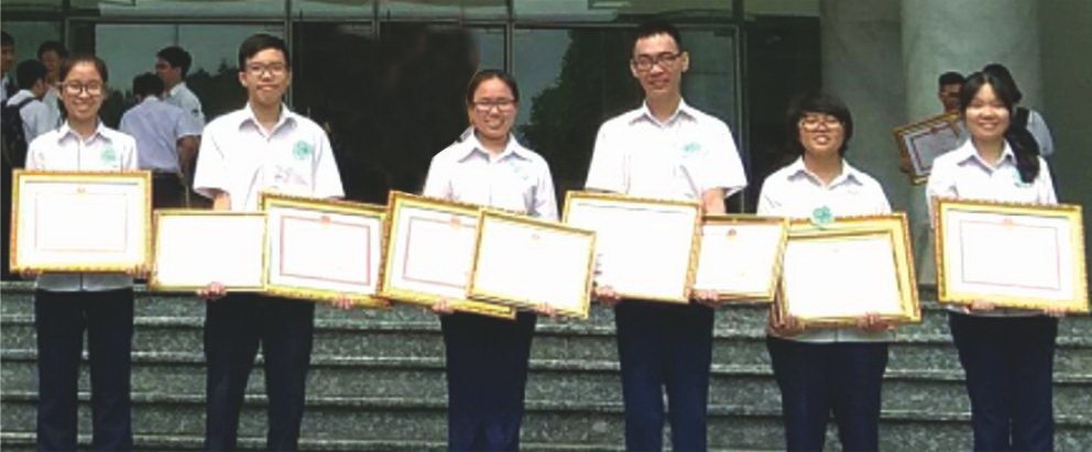 考取國家級中文科優秀生合照。