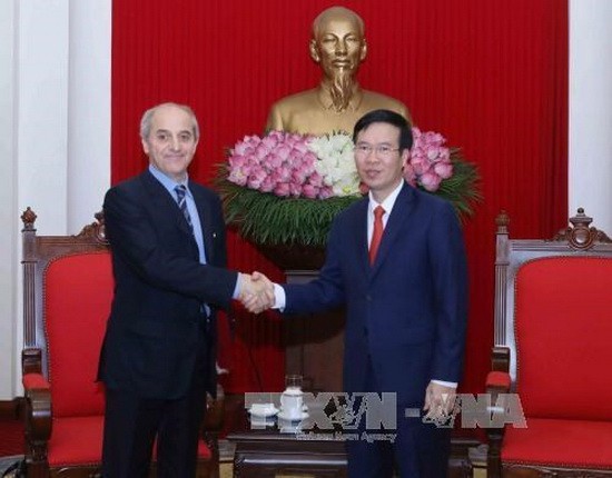 中央宣教部長武文賞(右)親切接見了意大利共產黨總書記毛羅(Mauro Alboresi)。（圖源：越通社）