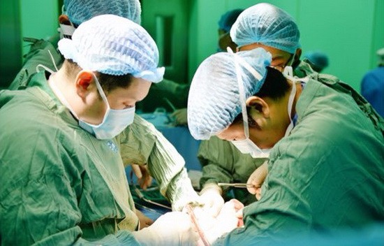 大水鑊醫院的醫生正為病人進行心臟移植手術。