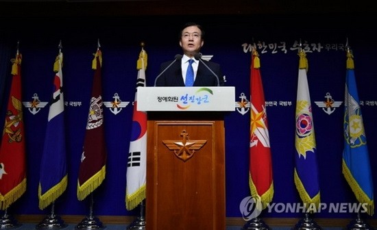 7月21日，在首爾韓國國防部大樓，國防部發言人文尚均就朝方未對政府提議當天舉行軍事會談作出回應一事表態。（圖源：韓聯社）