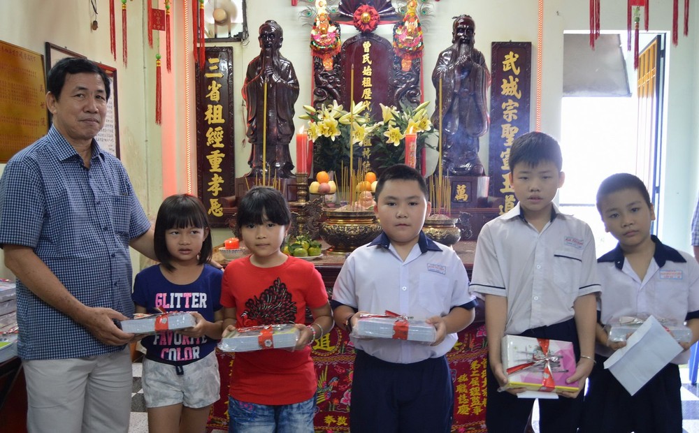 曾文良理事長向優秀子弟頒發獎學金。（圖源：磊磊）