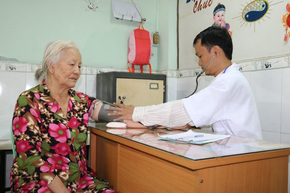 林計同醫師正為榮軍大娘義診。(圖源：愛心)