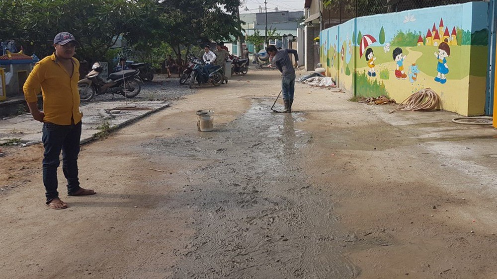 志願者為民鋪路建房