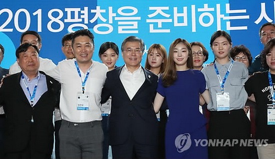 7月24日下午，在平昌阿爾卑西亞度假村，文在寅（前排左三）出席平昌冬奧倒計時200天紀念活動，與籌備人員合影。(圖源：韓聯社)