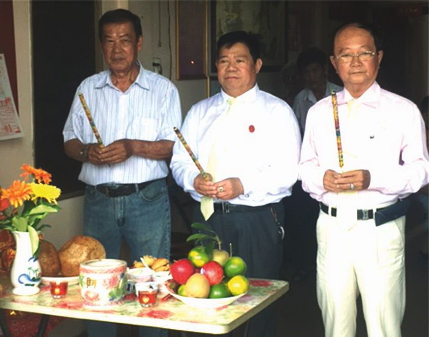 盧夢群宗台（中）出席祭祖暨頒發敬老金儀式。