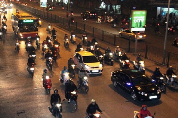 公安部告知，參加交通者從晚上7時至翌日早上5時或在天氣惡劣、迷霧中導致視線模糊時務必亮燈行駛。 (示意圖源：互聯網)