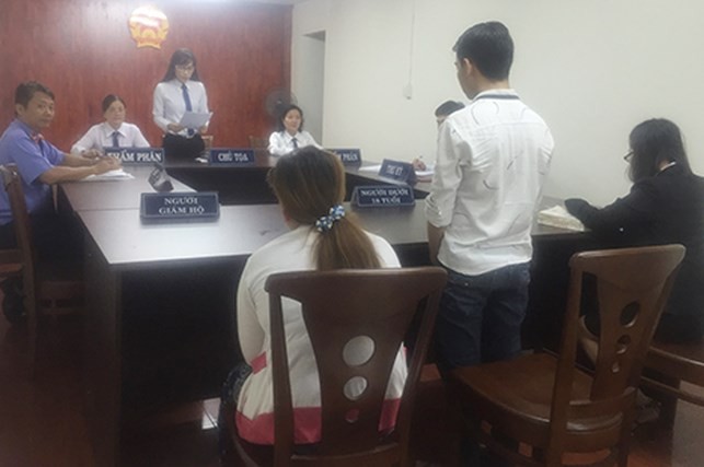 市人民法院首例家庭與未成年人法庭的審訊。