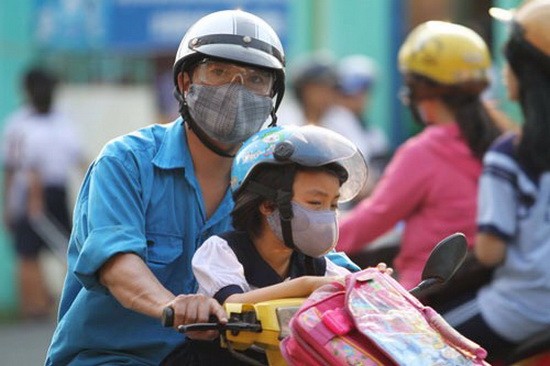 專家們奉勸家長在路上通行時，應給孩子戴上合格的安全帽。（示意圖源：互聯網）