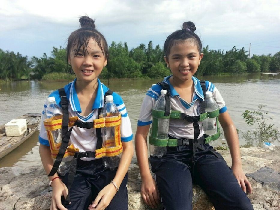 圖為瓊簪與玉絨穿上自製的救生衣。（圖源：美林）