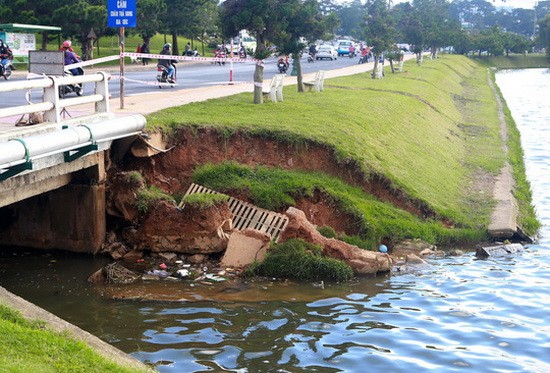 大勒春香湖一片大鋼筋混凝土護堤圍牆已被波浪擊塌，導致地層表面土地也坍塌。（資料圖源：互聯網）