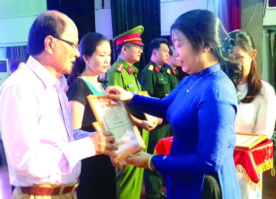 歷史永遠記著有功者的貢獻與犧牲 ảnh 2