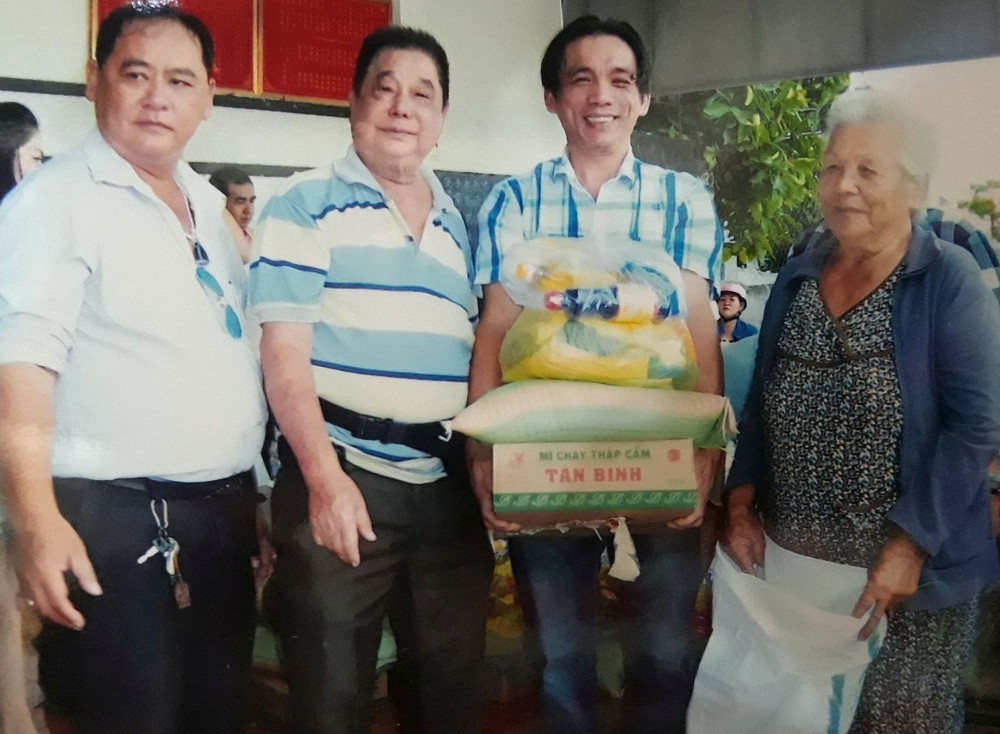 江志華與眾友向窮人派發禮物。