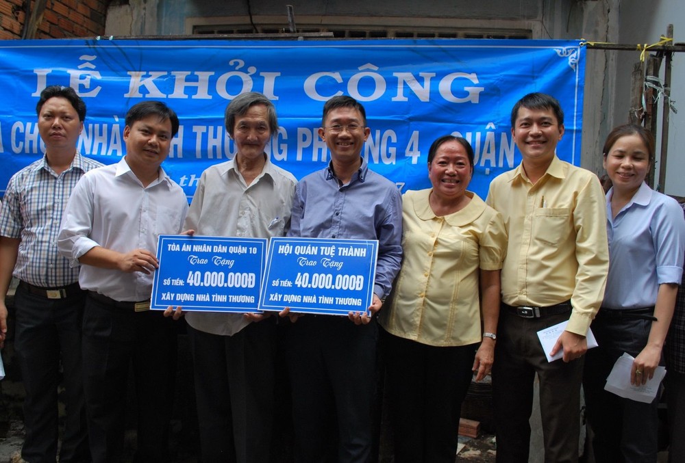 穗城會館向華人戶轉交修建溫情屋經費