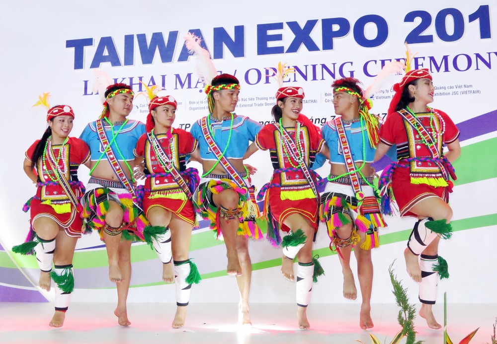 新世紀文化藝術團表演舞蹈。