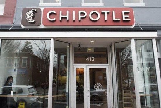 圖為墨西哥餐廳Chipotle，是一名帶病上班的員工引起的。（圖源： AFP）