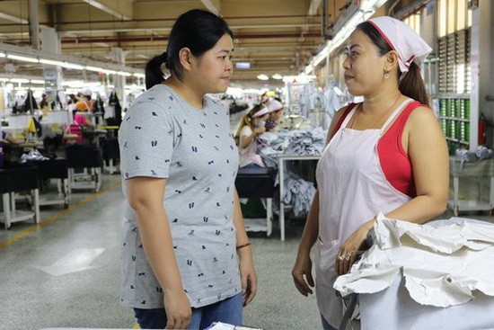 陳家珮（左）在公司的聲譽極高，得到廣大工人的信賴、 讚揚和愛戴。