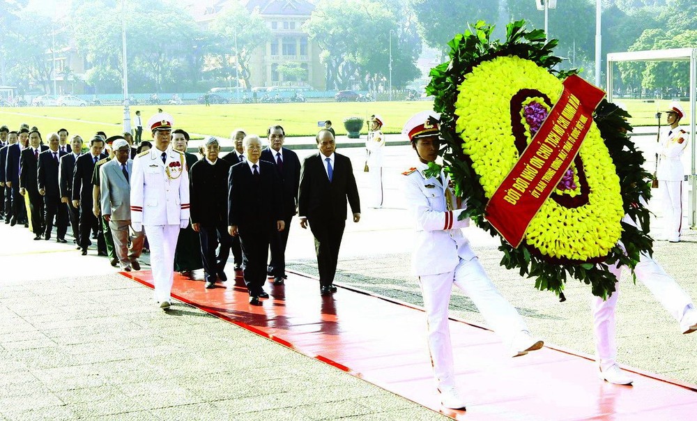 黨與國家領導人晉謁胡志明主席陵。（圖源：越通社）