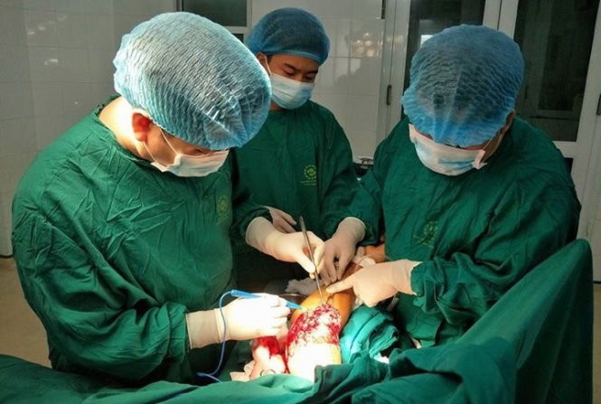 醫療人員正為一名使用不明來歷的網購中藥的患者治療發炎傷口。