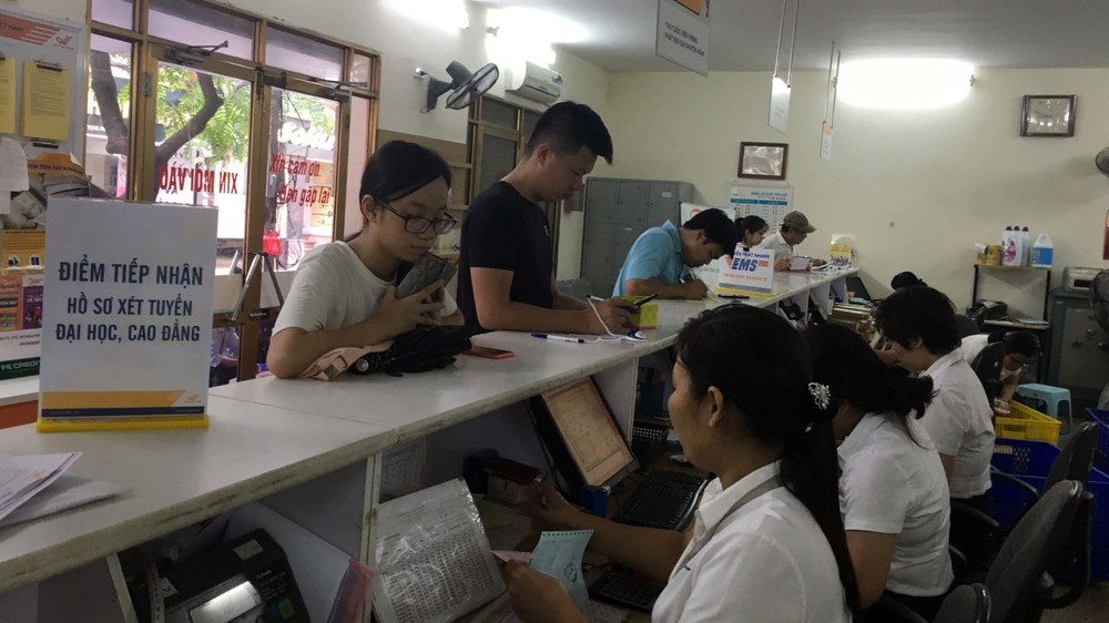 VNPOST已開始在所有郵政局展開有關寄發審核錄取卷宗與費用及志願確認卷宗。（圖源：T.Hà）