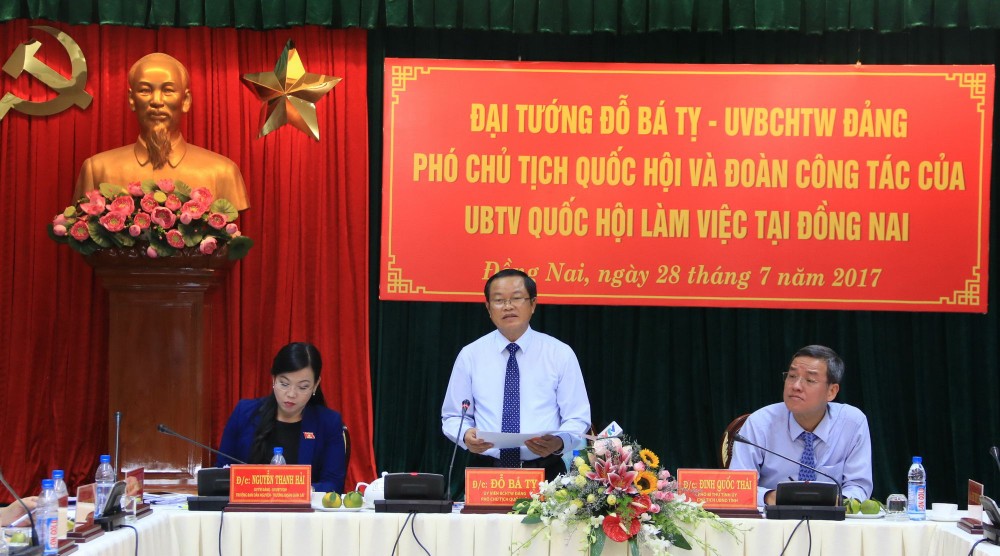 國會副主席杜伯巳在會議上發表講話。（圖源：越通社）