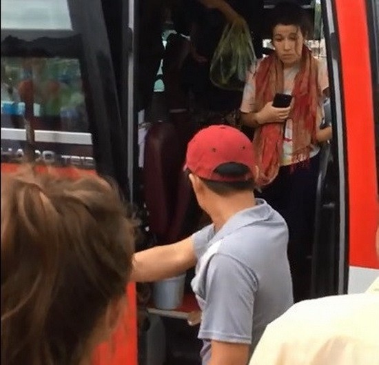 越日客車公司隨車員辱罵並驅逐遊客下車。（圖源：視頻截圖）