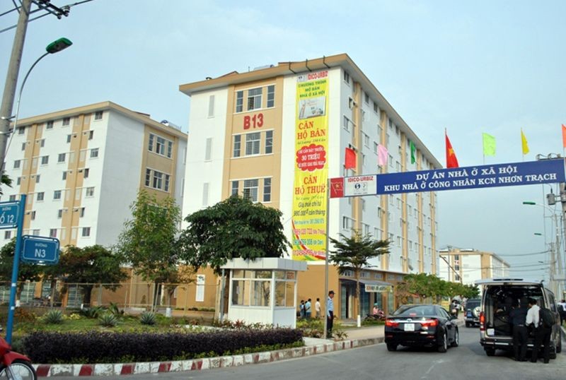 有意見認為，向轉讓社會住房者追收土地使用 費將導致之前的購房輔助政策失去其人文意義。