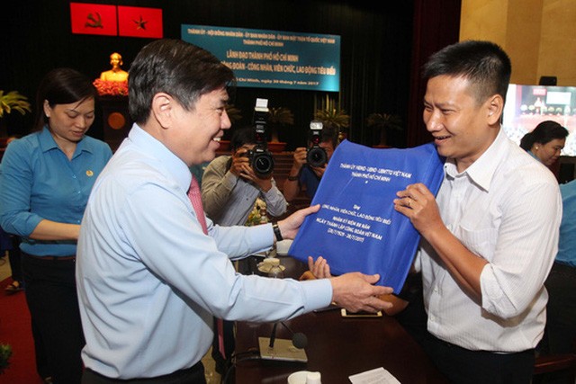 市人委會主席阮成鋒向與會代表贈送禮物。