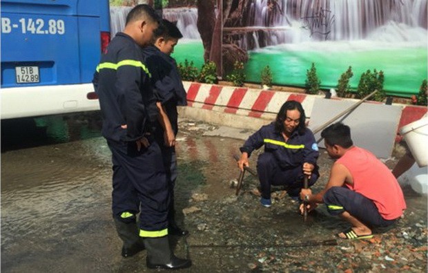 客車撞毀消防栓 ảnh 1