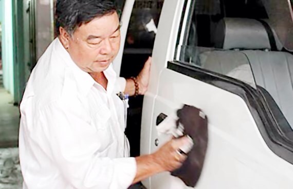 黃文多先生與他的特殊品牌救護車。