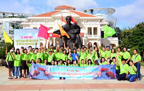 圖為2017年本市與海外青少年僑胞夏令營參加人員合影留念。（圖源：雄科）