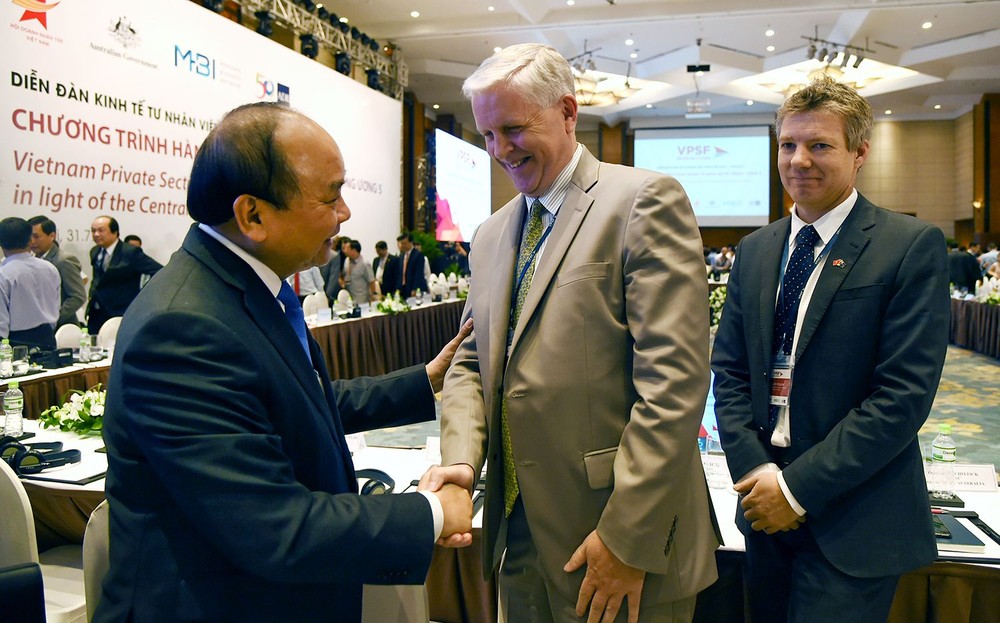 政府總理阮春福與各外企交談。（圖源：VGP）