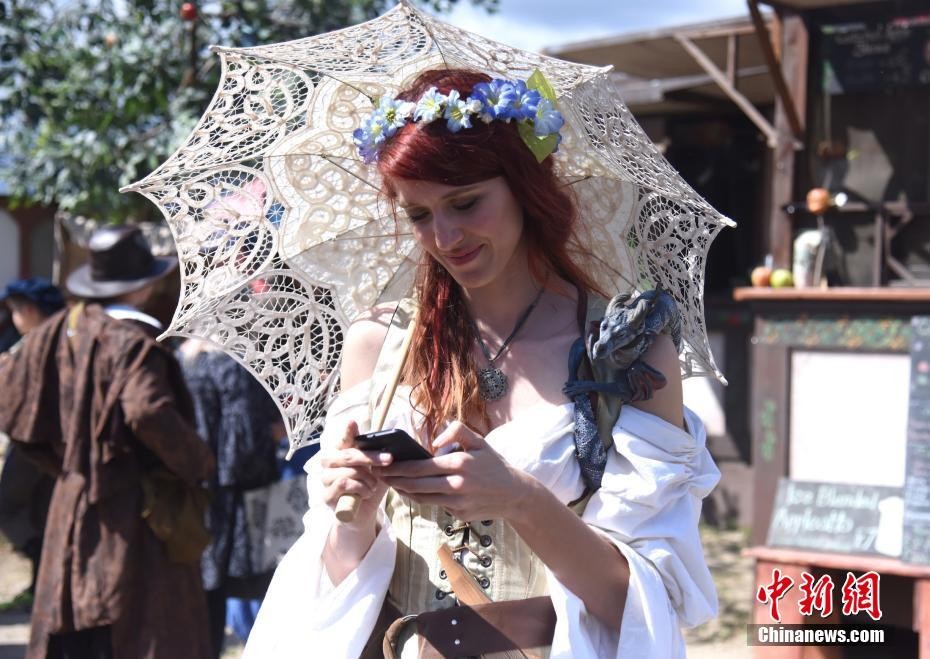 美國夏威夷州城市檀香山政府通過新法，規定行人過馬路看手機要罰款。（示意圖源：中新網）