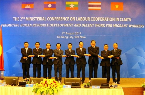 政府副總理武德膽(中)同與會各國部長以“東盟式握手”合影。（圖源：VOV）