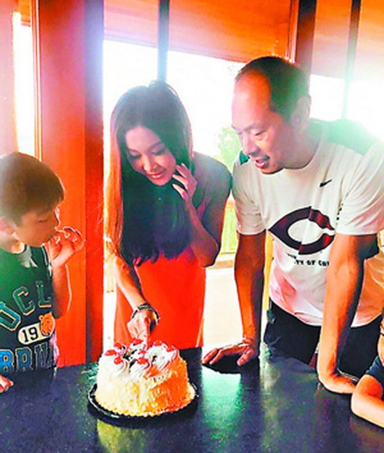 溫碧霞在兩位親人陪同下慶生。（資料圖源：互聯網）