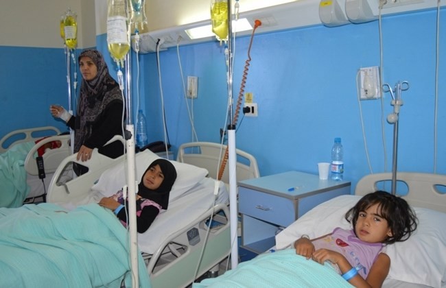 送往醫院治療的食物中毒兒童。（示意圖源：互聯網）