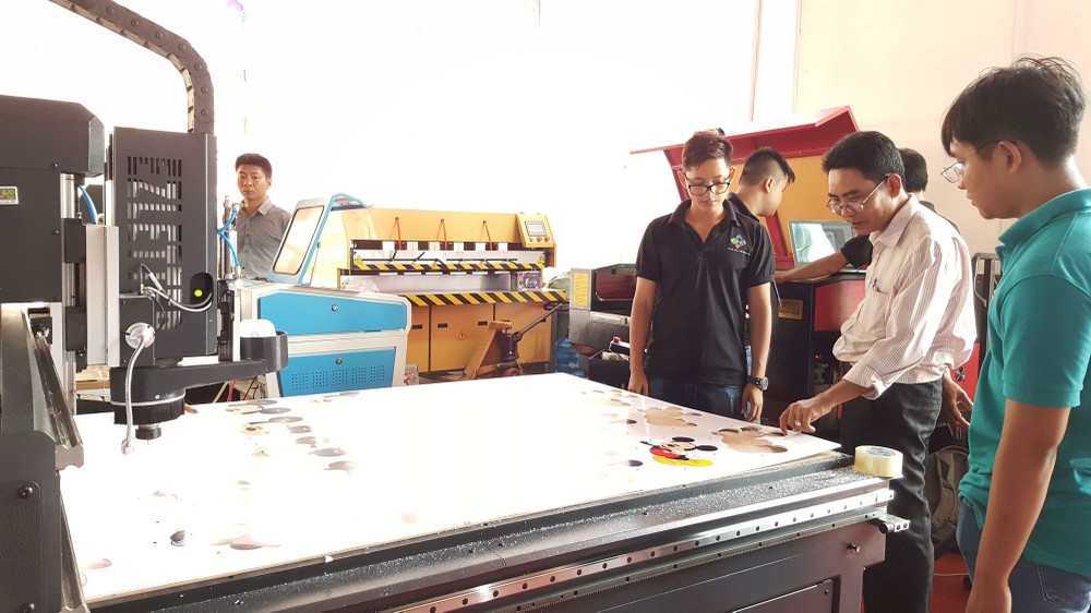 圖為參展觀眾關注鐳射切割技術。（資料圖源：曉 東）