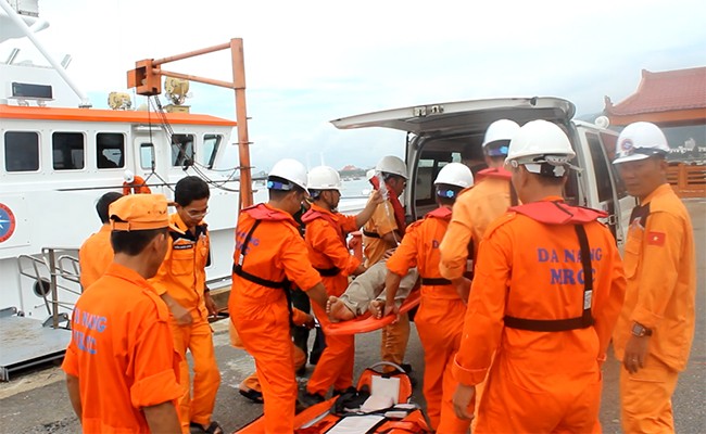 圖為274 SAR救援船的救護隊員們及時將受傷的漁民送上岸並趕往送至醫院急救。（圖源：廷勇）