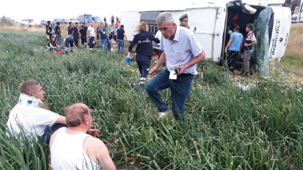 圖為土耳其阿馬西亞省5日發生一起客車翻車事故的現場，造成至少6人死亡、36人受傷。（圖源：Yenisafak）
