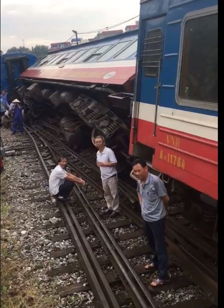 圖為乘載 120 乘客的列車脫軌，造成一節車廂側翻，所幸沒有造成人命傷亡。（圖源：互聯網）