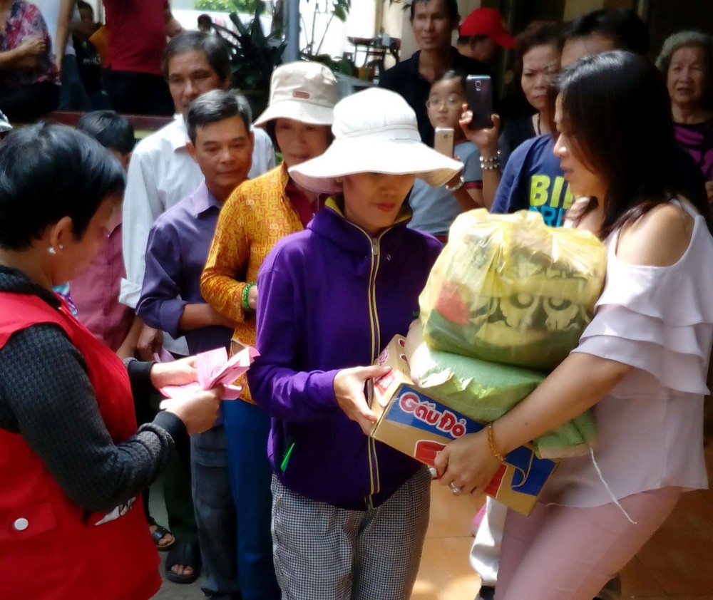 慈善團向窮人派發禮物。