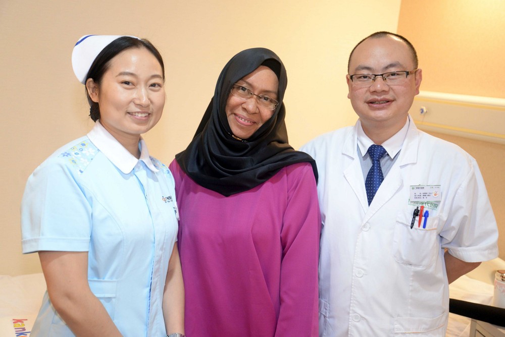 沙意達和聖丹福廣州現代腫瘤醫院醫護人員合影。