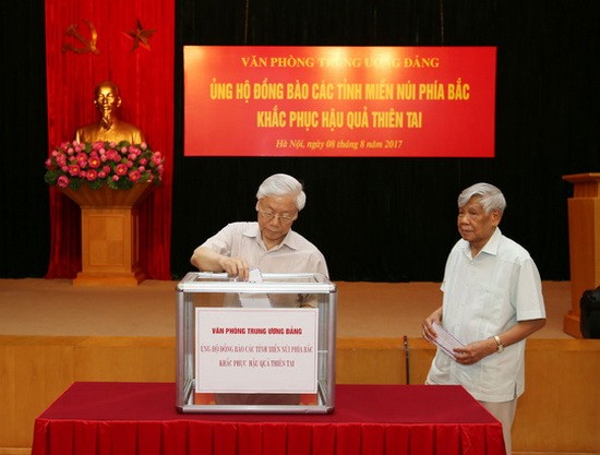 阮富仲總書記給災民捐款。（圖源：越通社）