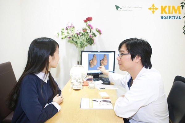 美容院醫生為客戶提供諮詢。