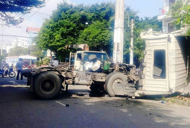 集裝箱車猛撞電線杆致司機死亡。（圖源：互聯網）