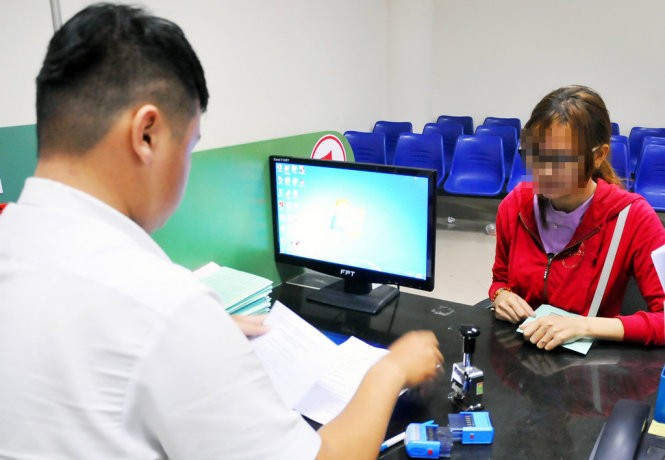 在同奈省就業勞動中心辦理領取失業輔助金手續。(示意圖源：互聯網)