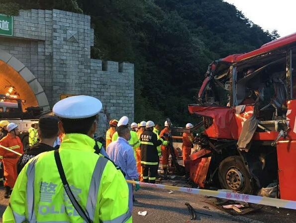 救援人員在事故現場展開救援。（圖源：互聯網）