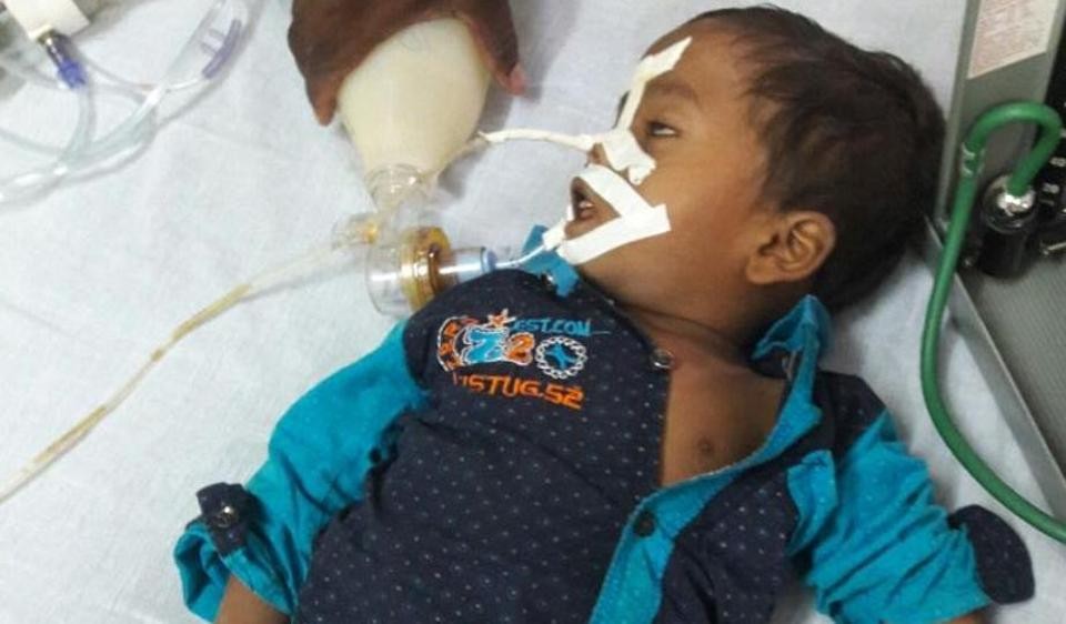 事發於北方邦戈勒布克爾縣的BRD醫院，是該縣最大的公立醫院。事件在印度國內引起廣泛關注，印度各大媒體12日均在網站以頭條形式予以報導。(圖源：互聯網)