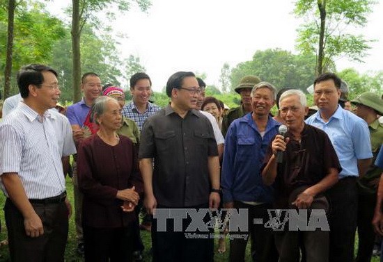 河內市委書記黃忠海(中)與巴維縣從拔鄉養牛農民交流意見。