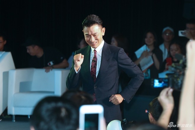 劉德華傷後首度公開亮相現場活蹦亂跳對媒體粉絲提問一一回答。（圖源：Sina）