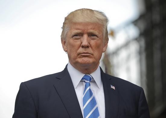 在美國新澤西州一處高爾夫球俱樂部，美國總統特朗普準備回答記者提問。（圖源：互聯網）